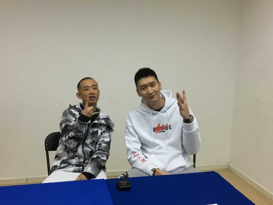 孙大圣的嘻哈江湖:孙悦夫妇携手中文说唱先锋GAI跨界相逢 活动灯光下,孙悦的眼神坚毅而温和,伤病并未消磨他对生活的热情,反而让他有更多时间陪伴家人,享受这种跨界交流的新鲜感。