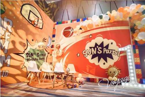 孙悦陈露夫妇与亲朋好友在生日背景板前的大合影，每个人都手拿篮球气球，现场气氛热烈而欢乐。