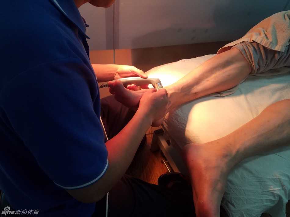 孙悦休赛期勤勉理疗 志在彻底根治脚踝顽疾 孙悦在康复中心内,神情专注地接受理疗师对他脚踝的细致按摩,试图缓解那积攒了一整个赛季的酸痛与疲劳。
