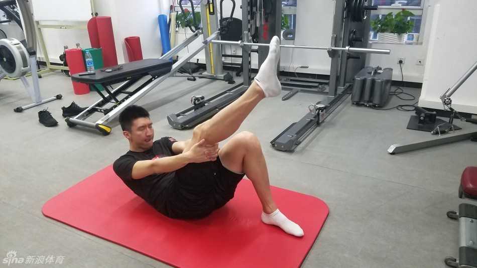 孙悦休赛期勤勉理疗 志在彻底根治脚踝顽疾 在康复师的帮助下,孙悦使用各种专业的弹力带和器械,小心翼翼地恢复脚踝的灵活性与力量,表情严肃而充满期待。