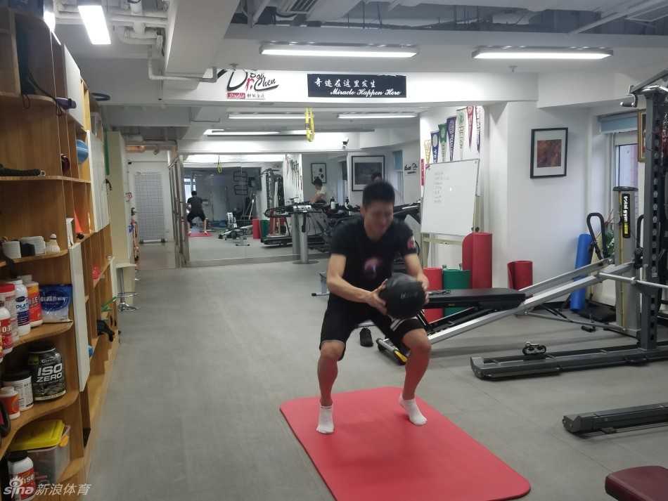 孙悦休赛期勤勉理疗 志在彻底根治脚踝顽疾 孙悦在康复师的辅助下进行平衡训练,单脚站立时表情专注而吃力,核心收紧,汗水已经浸湿了他的训练背心。