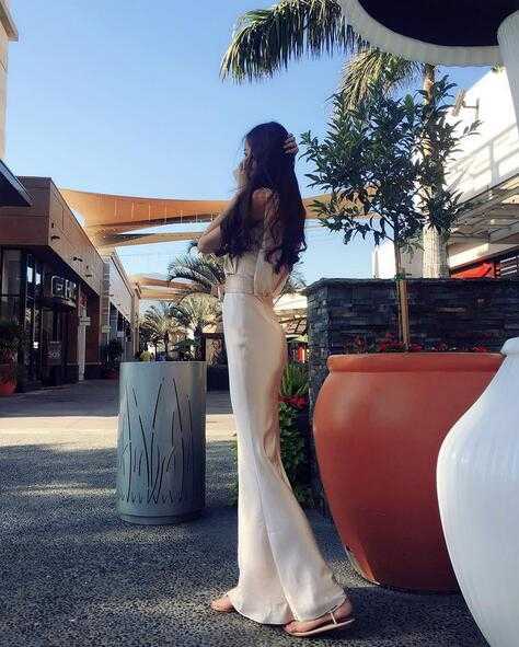 陈露在室内随性撩动秀发，姿态轻松惬意，脸上洋溢着产后幸福自信的笑容