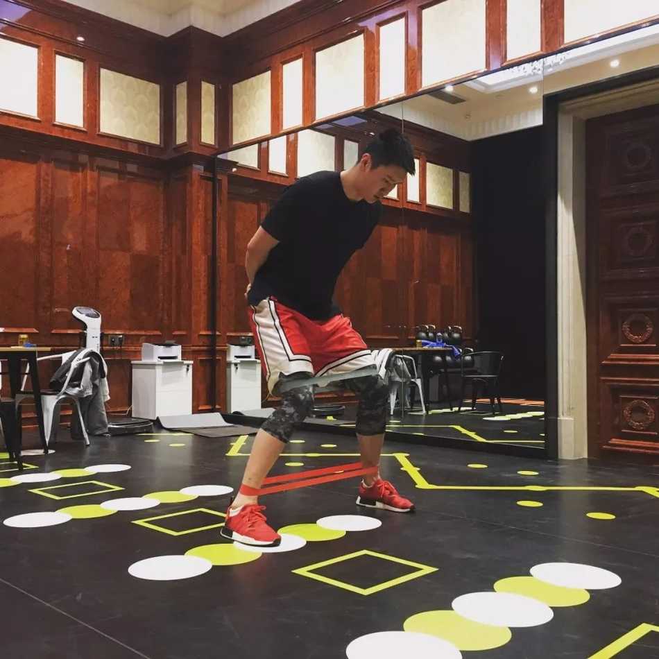 康复室内，孙悦正在进行脚踝关节的灵活性训练，每一个细微的动作都旨在重塑昔日的爆发力。