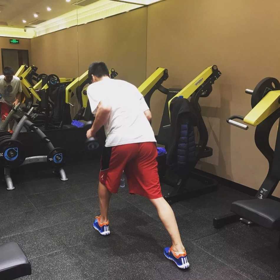 训练结束后，孙悦在康复器械上拉伸放松，窗外的光线照进室内，仿佛预示着伤愈归来的光明前景。