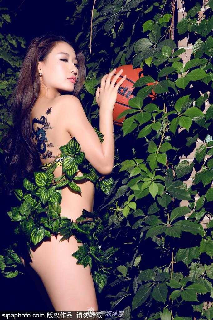 孙敬媛自然光影写真:怀抱篮球轻启朱唇,绿叶间的运动美学 最后一组全身照中,孙敬媛抱着篮球悠然站立,修长的双腿在绿叶的隐约遮挡下更显笔直,整个画面洋溢着一种健康、自然且充满活力的独特气质。