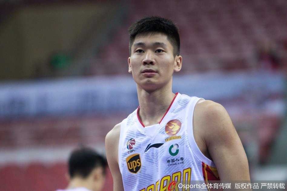 孟铎三分雨倾盆而下,深圳主场力克吉林豪取三连胜 吉林外援兰德里在深圳内线拼抢篮板时展现出强大的核心力量,以一敌二将球稳稳收入囊中