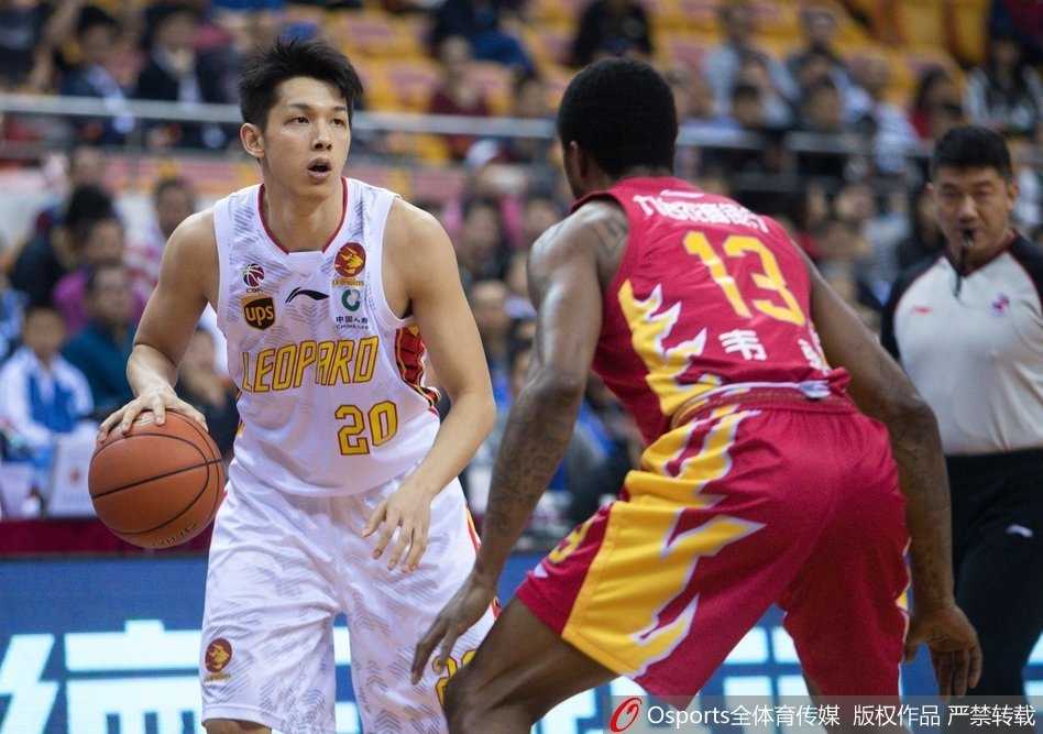 孟铎三分雨倾盆而下,深圳主场力克吉林豪取三连胜 深圳队核心孟铎在三分线外干拔跳投,皮球划出完美弧线空心入网,对手只能望球兴叹