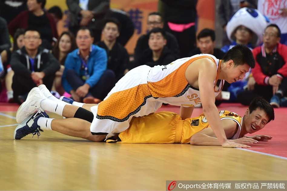 博洛西斯篮下强打斯科拉，两人肌肉碰撞激烈对抗