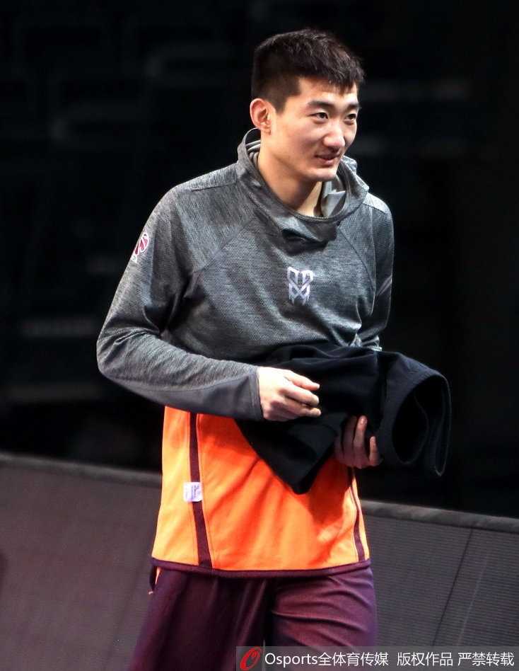 季后赛首战前夕,广厦男篮蓄势待发福特森神情严肃成焦点 广厦老将林志杰在训练中持球突破,尽管岁月在他的腿上留下了绷带的痕迹,但“野兽”的眼神依然犀利,他的季后赛经验是年轻广厦最宝贵的财富。