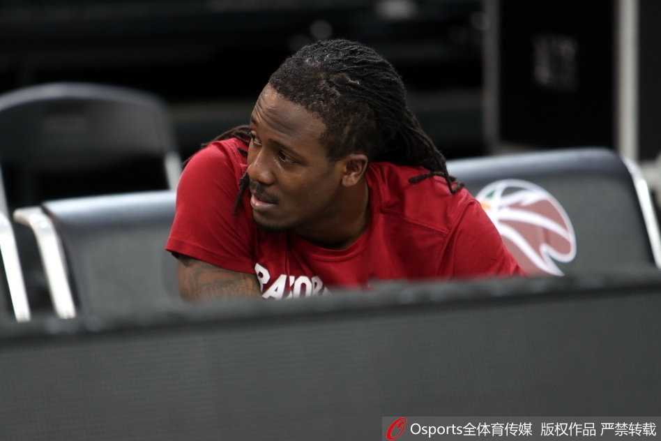 季后赛首战前夕,广厦男篮蓄势待发福特森神情严肃成焦点 训练结束后的放松时刻,广厦队员们聚在一起相互鼓励,年轻的脸庞上写满对胜利的渴望,他们肩并着肩准备迎接季后赛首战的严峻考验。