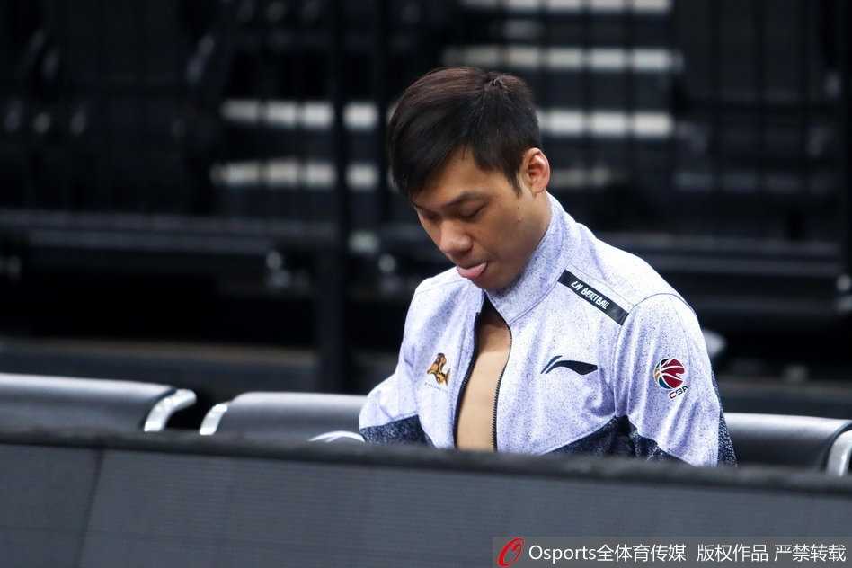 季后赛首战前夕,广厦男篮蓄势待发福特森神情严肃成焦点 广厦男篮队员们在进行拉伸放松训练,胡金秋等年轻球员表情轻松但眼神坚定,他们在体能教练的指导下充分活动身体,为高强度的季后赛做好身体机能的准备。