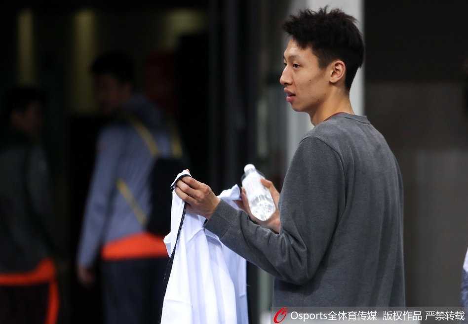 季后赛首战前夕,广厦男篮蓄势待发福特森神情严肃成焦点 主教练李春江双手叉腰在场边督战,神情严肃地观察着每一次战术跑位,他的严格要求和对细节的把控,是广厦男篮能否打破季后赛首轮魔咒的关键所在。