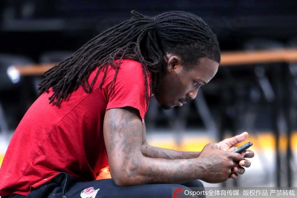 季后赛首战前夕,广厦男篮蓄势待发福特森神情严肃成焦点 广厦球员们在进行战术跑动练习,人动球动的画面展现了常规赛冠军的战术素养,每一次无球跑动都经过精心设计,为即将到来的季后赛首战储备进攻套路。