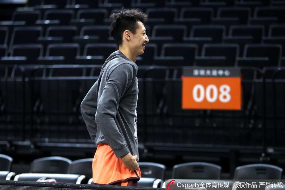 季后赛首战前夕,广厦男篮蓄势待发福特森神情严肃成焦点 常规赛最有价值外援福特森在训练间隙神情专注地查看手机,似乎在与教练组沟通战术或是缓解赛前紧张情绪,他标志性的辫子发型在认真低头时格外醒目。