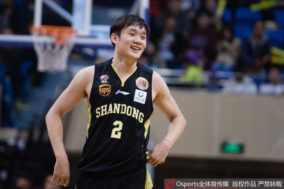 季后赛首战狂砍三十三分 丁彦雨航率山东力克江苏抢占先机 丁彦雨航造成对手犯规后站上罚球线,全场寂静,他神情专注,稳稳出手执行关键罚球。