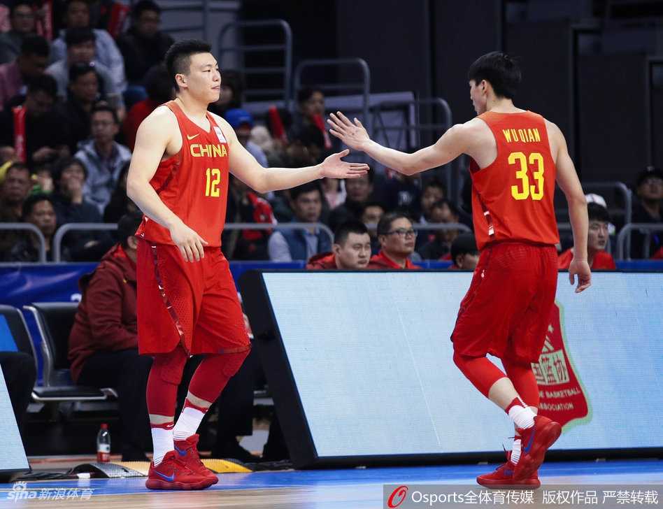 孤胆英雄易建联空砍三十七分 中国男篮蓝队末节遭新西兰逆转 比赛开场前,中国篮协主席姚明为易建联颁发了一件印有星星的特制纪念外套,表彰他多年来为国征战的卓越贡献,全场球迷起立为之欢呼。