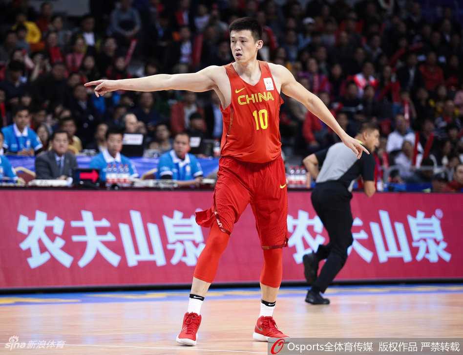 孤胆英雄易建联空砍三十七分 中国男篮蓝队末节遭新西兰逆转 队长周鹏在防守端寸步不离紧贴新西兰持球队员,他全场贡献17分并在防守端送出关键盖帽,是球队锋线上最可靠的屏障。