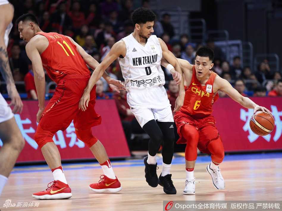 孤胆英雄易建联空砍三十七分 中国男篮蓝队末节遭新西兰逆转 易建联面对新西兰两名防守球员的包夹,毫无惧色高高跃起,以标志性的单手劈扣完成进攻,现场气氛瞬间被点燃至最高潮。