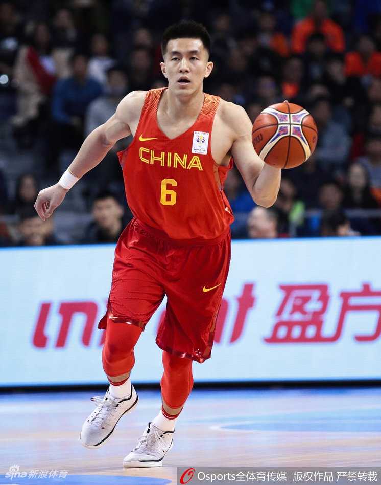 孤胆英雄易建联空砍三十七分 中国男篮蓝队末节遭新西兰逆转 赛前,新西兰男篮全队围在一起,神情肃穆地为现场观众表演具有民族特色的传统毛利战舞,展现出强大的团队凝聚力与斗志。