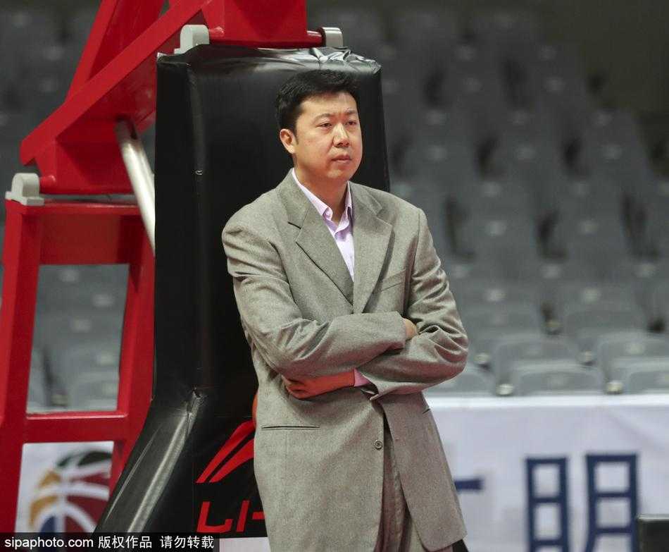 守望与传承:王治郅的场边独白 面对昔日霸主八一队的连败困境,王治郅眉头微蹙,眼神中透露出不甘与深思,仿佛在寻找破局之道。