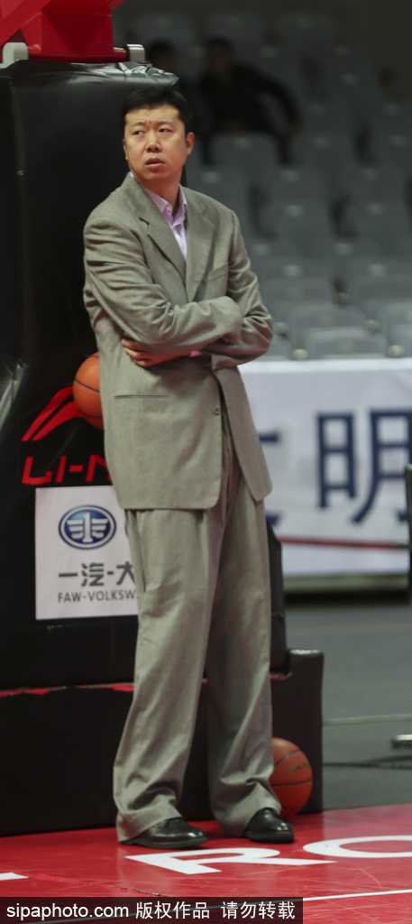 守望与传承:王治郅的场边独白 追风少年已成教练,王治郅坐在场边目光如炬,仿佛在审视着场上的新一代内线球员。