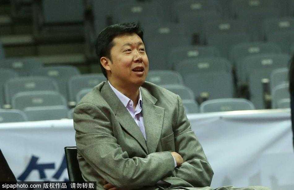 守望与传承:王治郅的场边独白 球场灯光映照下,王治郅的神情显得格外平静而专注,手中的战术板记录着他从球员到教练的智慧沉淀。