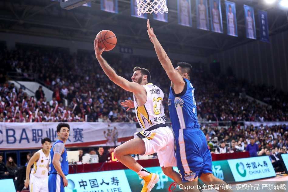 面对肯帝亚球员的严密防守，马布里毫无惧色，他用标志性的变向运球试图撕裂防线，这是他在赛场上无数次上演的突破好戏。