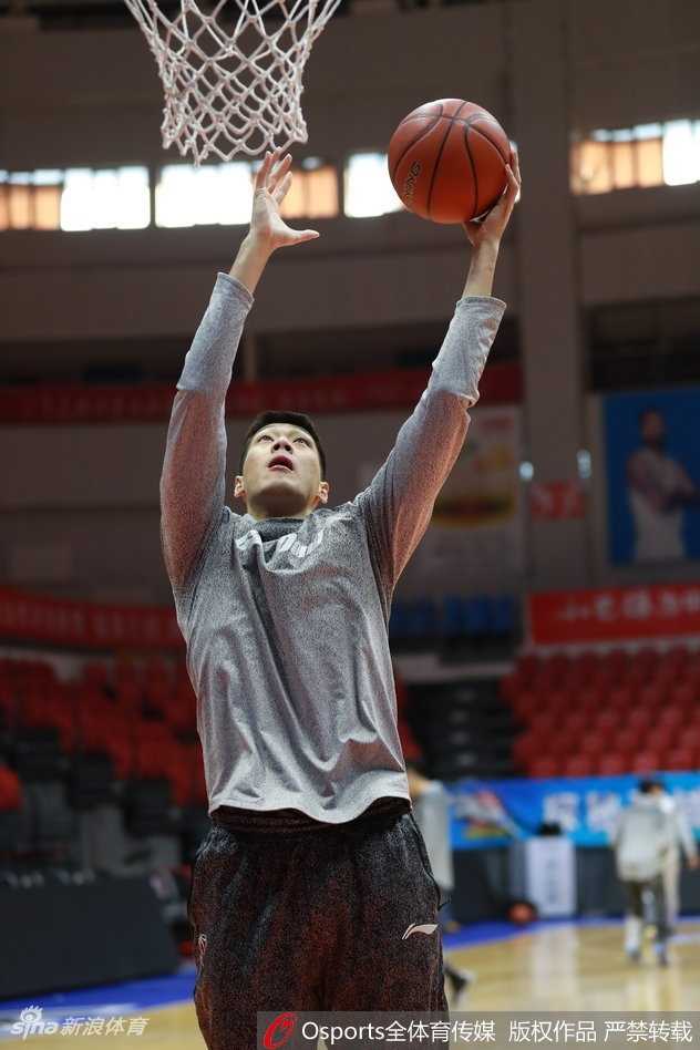 宏远领袖易建联在赛前训练中神情专注，他正进行罚球线附近的跳投练习，皮球在空中划出完美弧线。