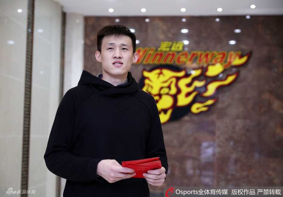 外援斯隆入乡随俗，举起手机定格手中的红包，脸上满是新奇与喜悦，分享在异国他乡的新春暖意