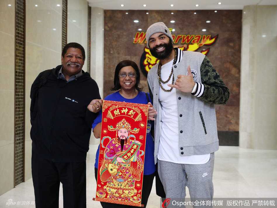 主教练杜锋手持春联，目光如炬，字里行间寄托着对球队新一年战绩与年轻球员成长的殷切期望