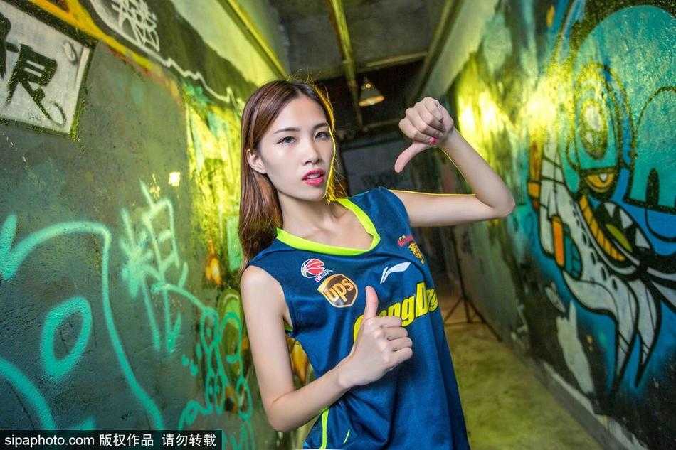 篮球宝贝身着修身牛仔热裤，侧身回眸，眼神自信而迷人，完美展现活力曲线