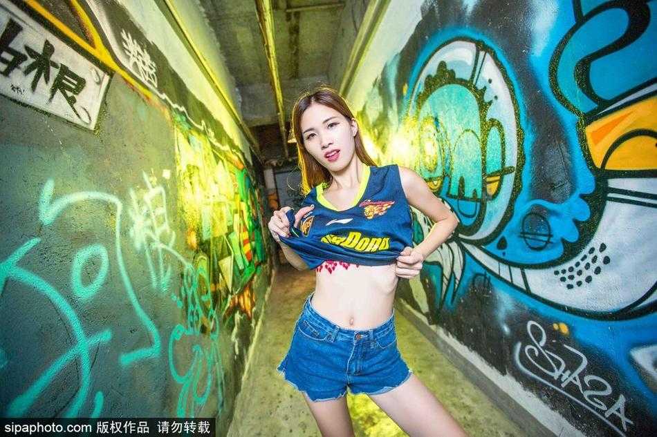 特写镜头下的篮球宝贝，头戴花饰，五官精致，牛仔上衣衬托出甜美又不失飒爽的气质