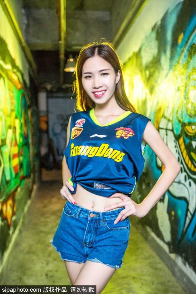 全景画面中，多位宝贝排开，统一的牛仔热裤造型展现青春活力和团队默契，画面极具冲击力