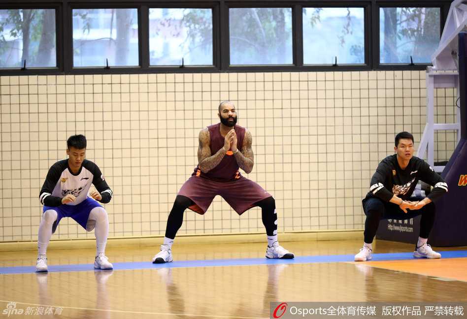 老将周鹏在训练间隙依旧刻苦加练投篮，坚毅的表情下是对篮球最纯粹的热爱，皮球在空中划出的弧线见证着他的坚守。