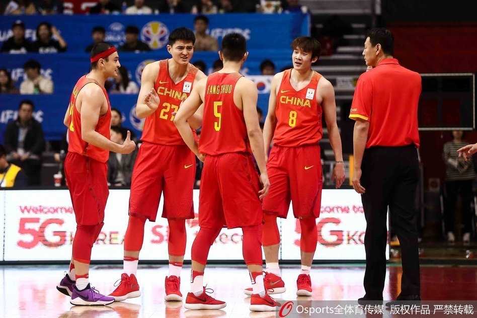 丁彦雨航在韩国队员头顶完成高难度拉杆上篮，身体在空中完全舒展，仿佛一把出鞘的利刃划破首尔的夜空。