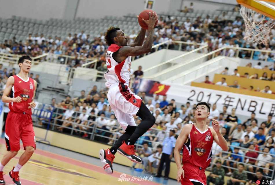 少帅霍楠难掩激动，在场边张大嘴巴激情指挥，肢体语言极其丰富，仿佛要将自己的全部能量传递给场上的每一位弟子。