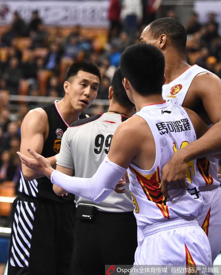 深圳队外援萨林杰充当和事佬，用强壮的手臂紧紧抱住于德豪，将其带离冲突中心，眼神中透露出对队友的保护欲。