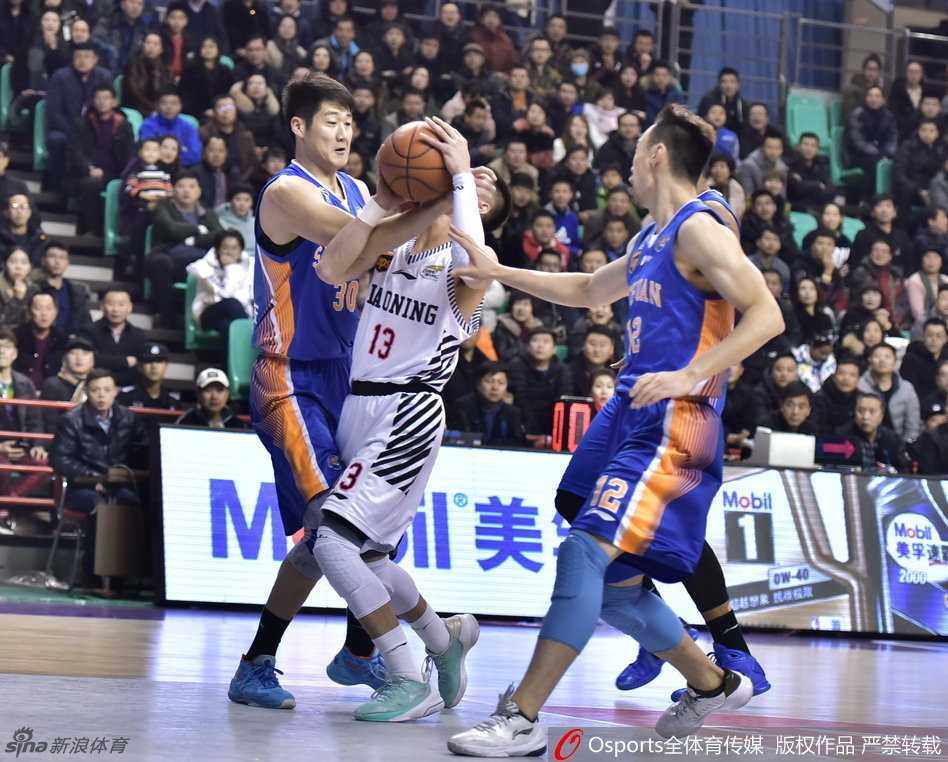 宿敌之争再燃烽火 川辽大战书写CBA新篇章 郭艾伦完成一次关键进攻后霸气庆祝,他紧握双拳,面部肌肉紧绷,发出一声震动全场的怒吼,将辽宁队反扑的火焰彻底点燃。