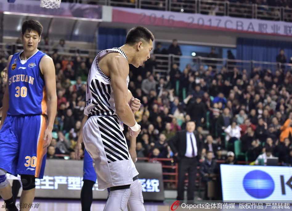 宿敌之争再燃烽火 川辽大战书写CBA新篇章 伊朗中锋哈达迪在辽宁内线完成势大力沉的单手暴扣,他那修长的双臂如同巨塔般笼罩篮筐,整个篮架都在他的暴力美学下颤抖。