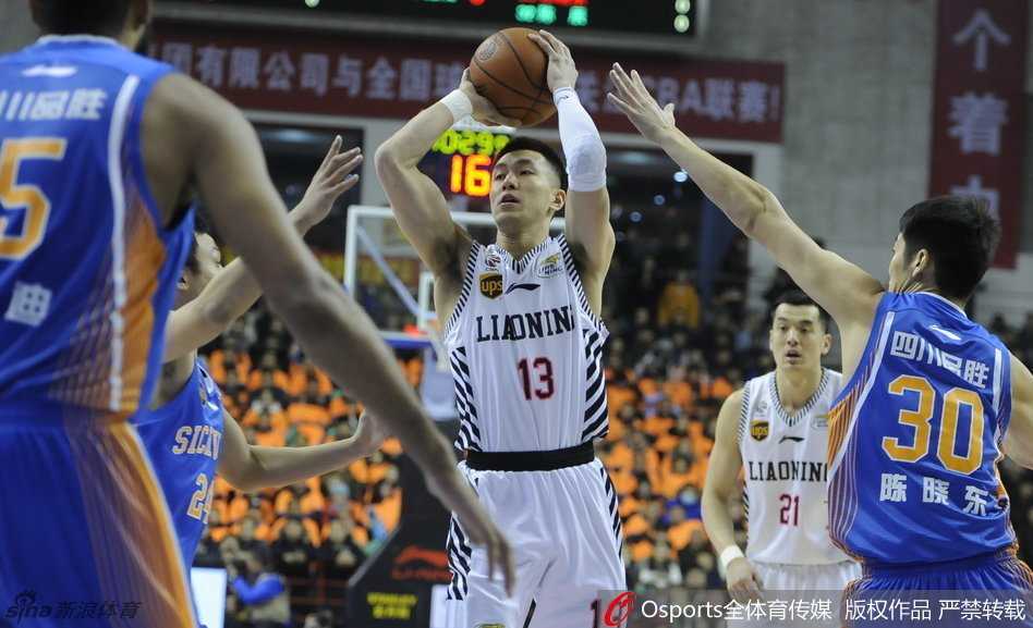 宿敌之争再燃烽火 川辽大战书写CBA新篇章 哈德森迎着防守人高高跃起,手腕柔和拨出篮球,眼神紧紧盯着飞行的轨迹,这记关键的跳投承载着辽宁队反超比分的希望。