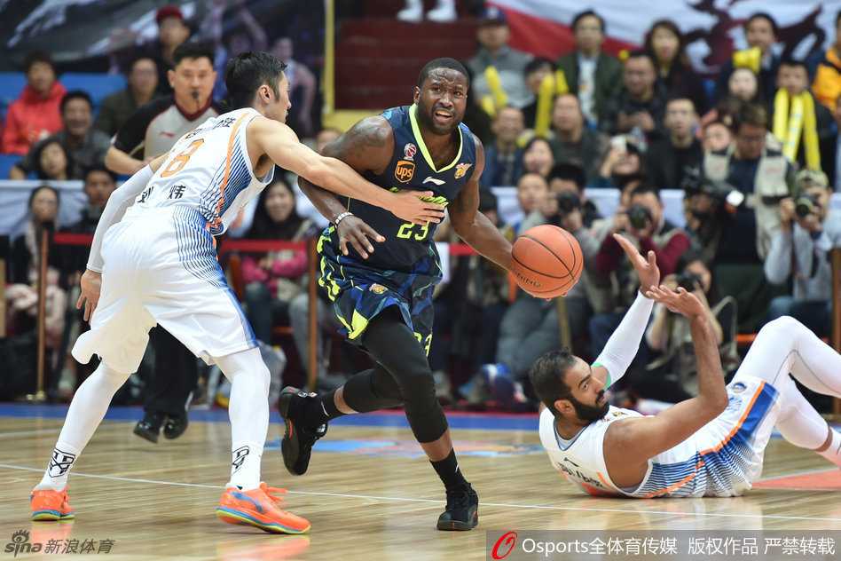 布泽尔摆脱防守后奋力暴扣，展现其强大的内线攻击力。