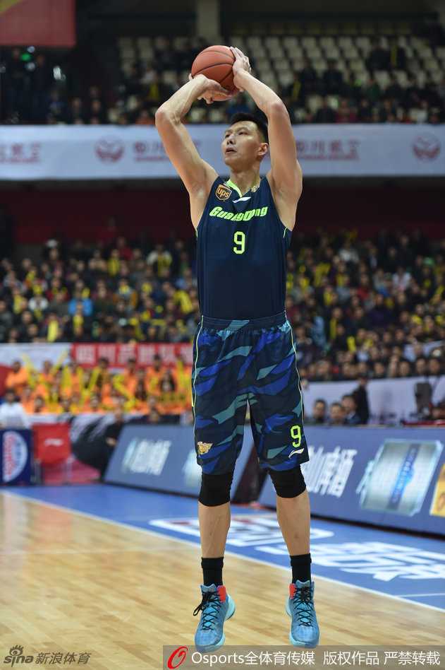 哈达迪落寞离场，与广东队庆祝胜利的画面形成鲜明对比。