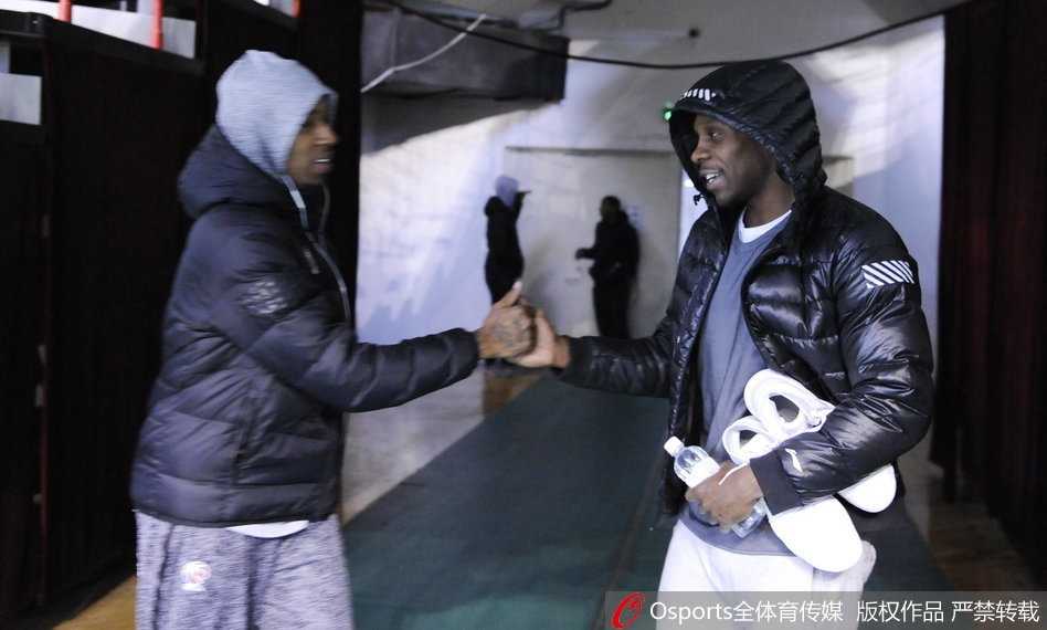 训练即将结束，两人准备各自归队。亚当斯转身离去前，仍回头望向哈德森，眼神中带着笑意；哈德森也目送着他，整个画面充满了一种老友重逢后的温暖。