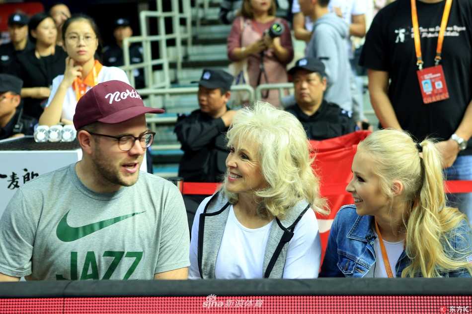 麦迪与李楠现身看台关注冲突瞬间