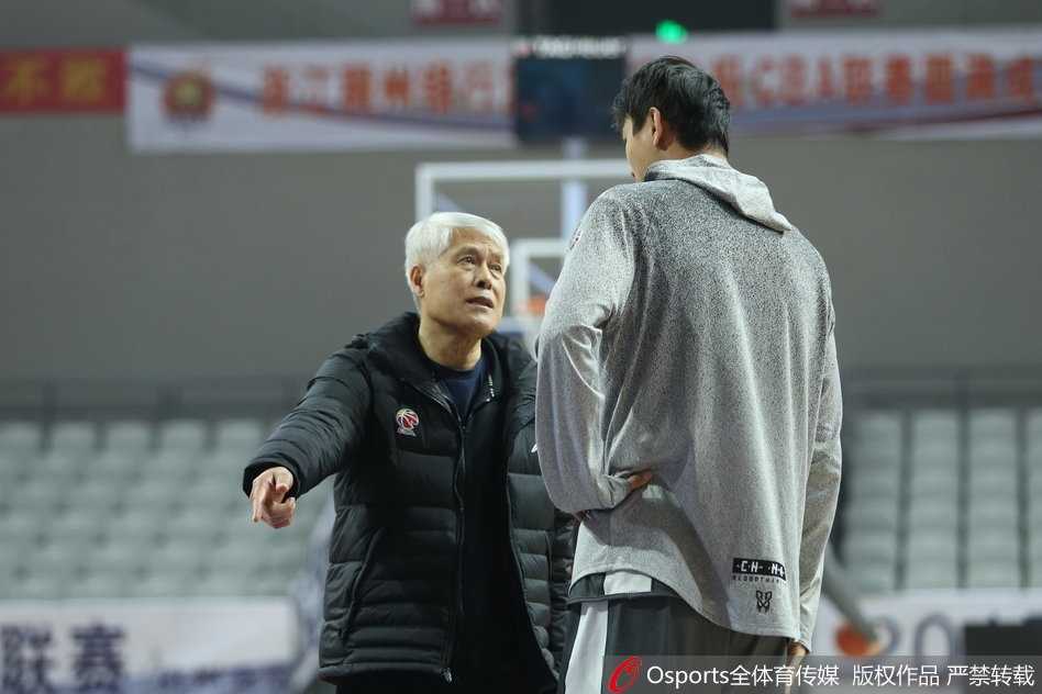 主帅刘维伟双手拢在嘴边，大声呼喊着战术指令，战术板上密密麻麻的跑位线路，凝聚着他对胜利的渴望。