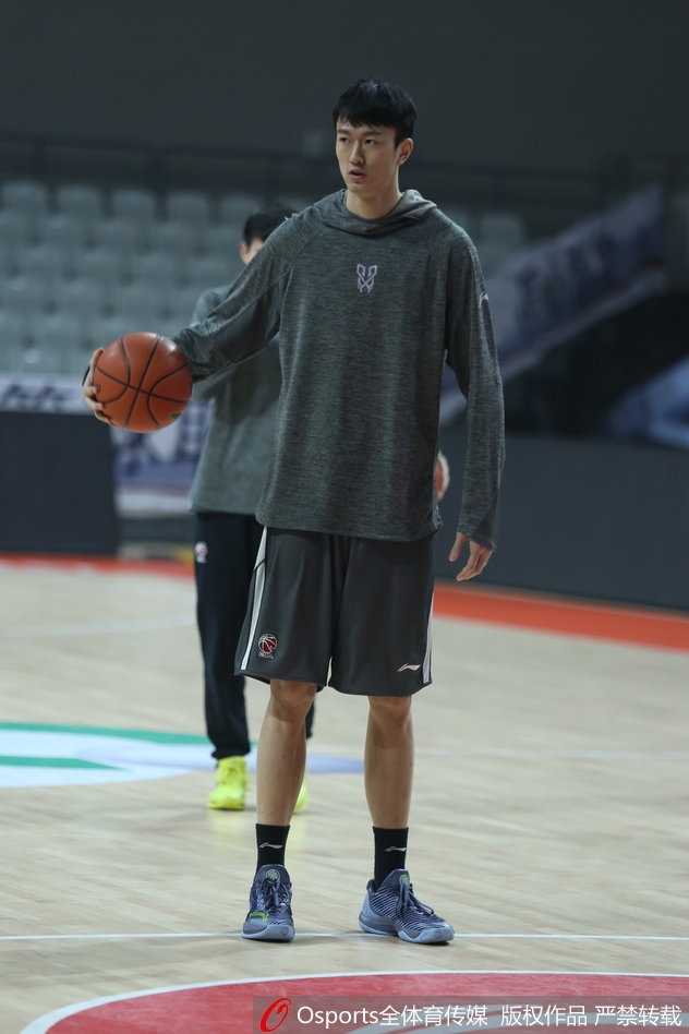 张大宇在低位要球成功，他用强壮的身体顶开防守，转身勾手，篮球在篮筐上颠了两下乖乖入网。