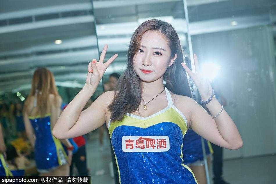 队形如花绽放，女孩们围成圆圈核心，外围队员同步伸展手臂，在空旷的球场中央排练着开场舞的定格造型