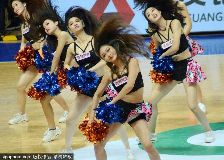 伴随着劲爆的嘻哈节奏，拉拉宝贝们在场地中央忘情热舞，飞扬的发丝和动感的舞步与看台上密密麻麻的球迷形成呼应，她们就是球场氛围的催化剂，将现场热度一次次推向高潮。