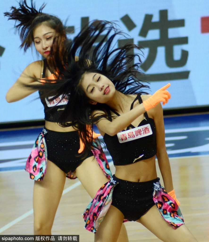 尽管比赛结果不尽如人意，但拉拉宝贝们依然保持着高度的职业素养，她们面带微笑向看台上的观众鞠躬致意，感谢他们在寒冬中的一路相随，这一幕温情脉脉。