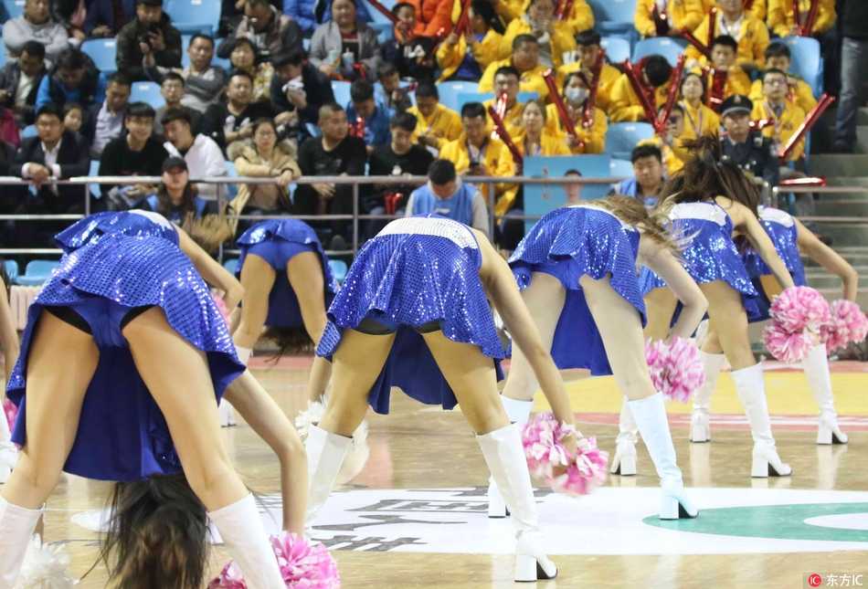 寒冬热舞:长春赛场上的啦啦宝贝与吉祥物 演出结束后,啦啦宝贝们聚在一起留下青春的合影,她们身后的球场记录着当晚的激战,而她们的笑脸则记录着属于CBA的另一种精彩。